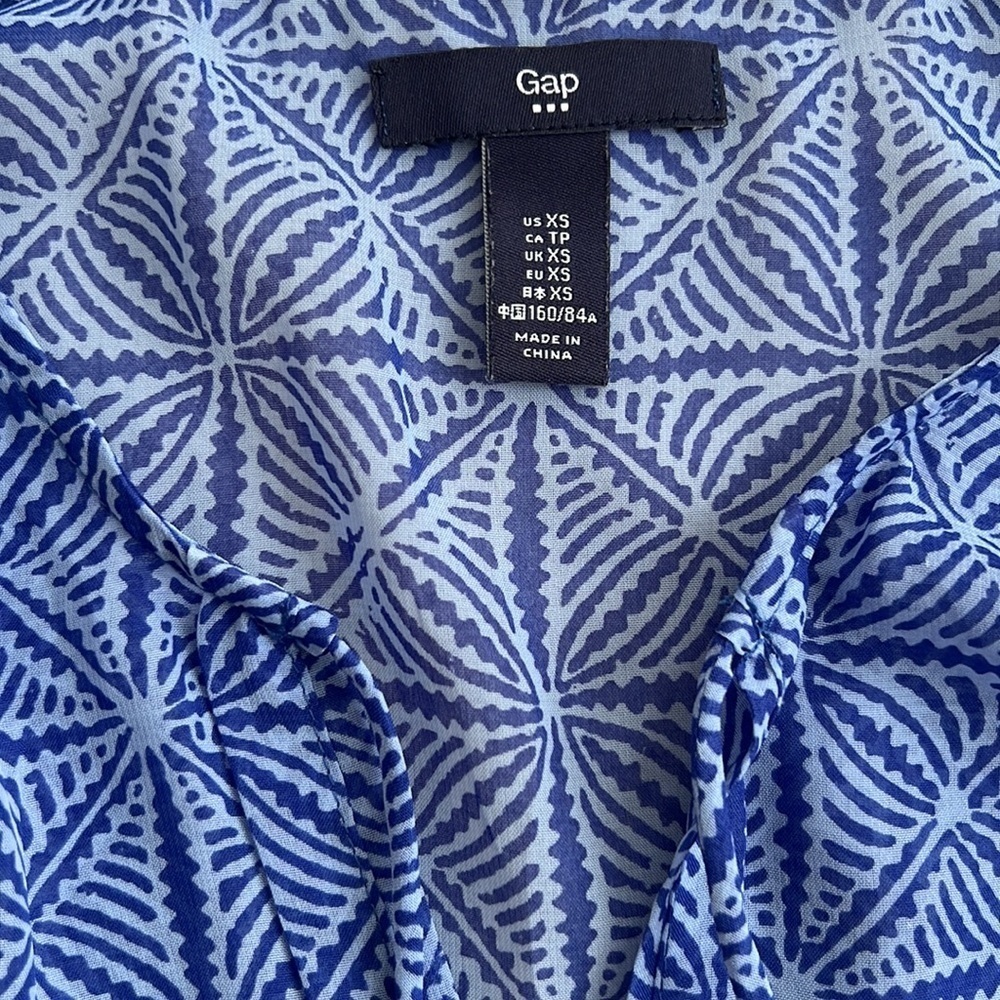 Gap Top (XS) - Picture 2 of 5